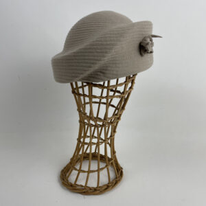 Toque assymétrique beige écru en feutre zephir