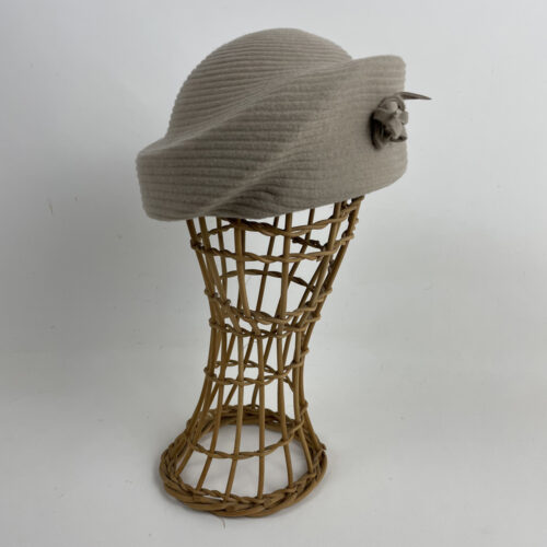 Toque assymétrique beige écru en feutre zephir