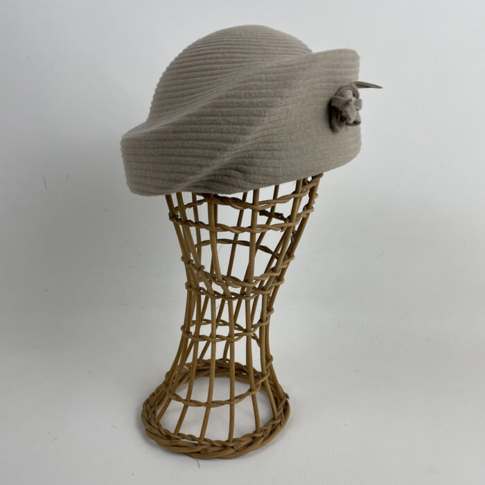 Toque assymétrique beige écru en feutre zephir