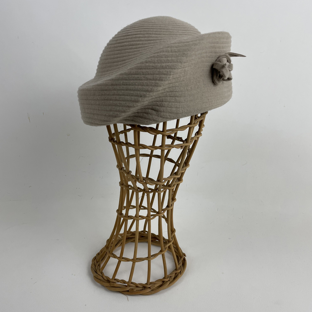 Toque assymétrique beige écru en feutre zephir