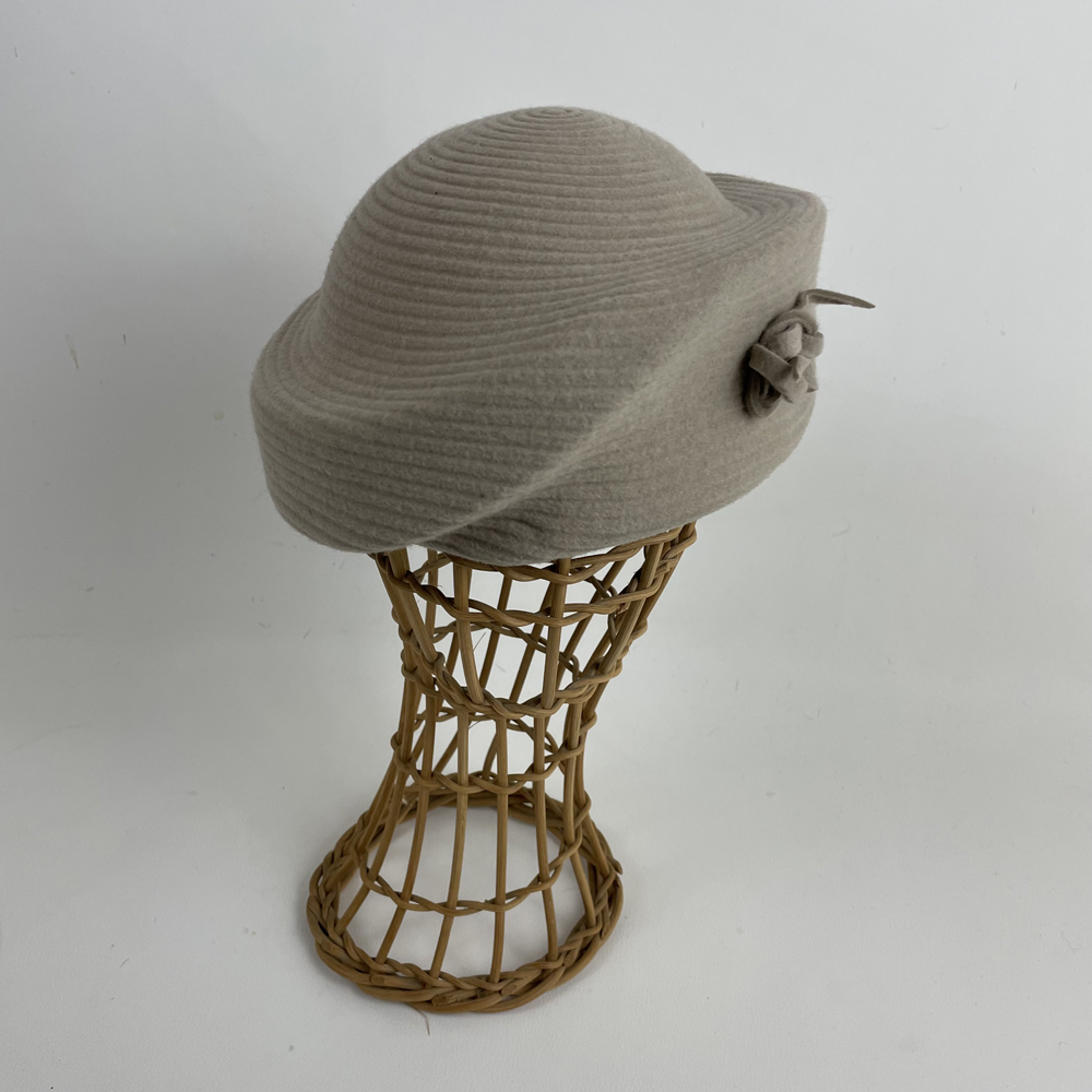 Toque assymétrique beige écru en feutre zephir