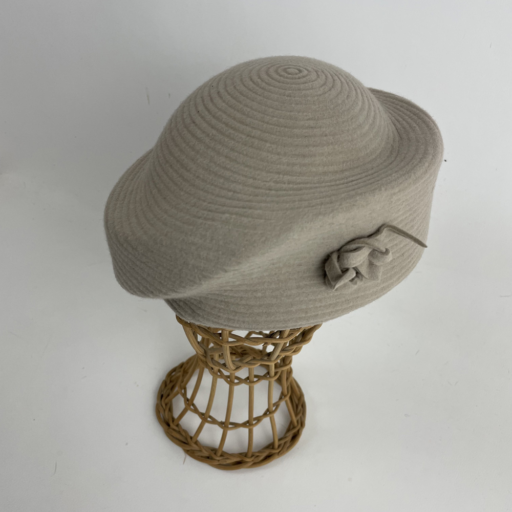 Toque assymétrique beige écru en feutre zephir