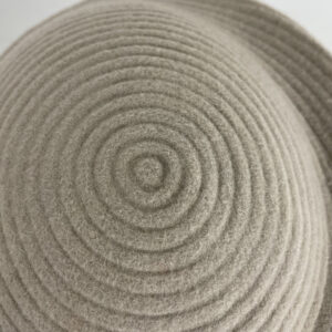 Toque assymétrique beige écru en feutre zephir