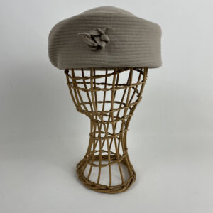 Toque assymétrique beige écru en feutre zephir