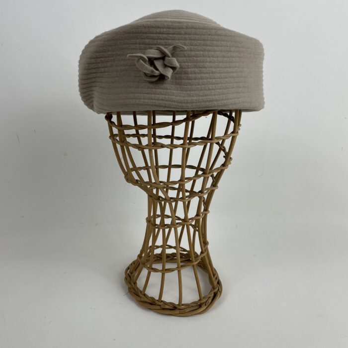 Toque assymétrique beige écru en feutre zephir