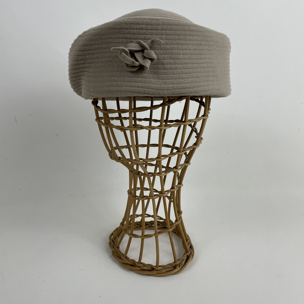 Toque assymétrique beige écru en feutre zephir