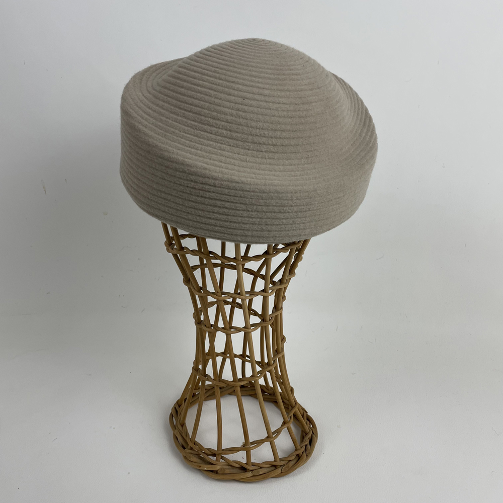 Toque assymétrique beige écru en feutre zephir