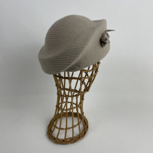 Toque assymétrique beige écru en feutre zephir