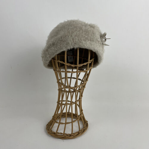 Bonnet en feutre flamand (lapin finition poils étirés) beige écru.
