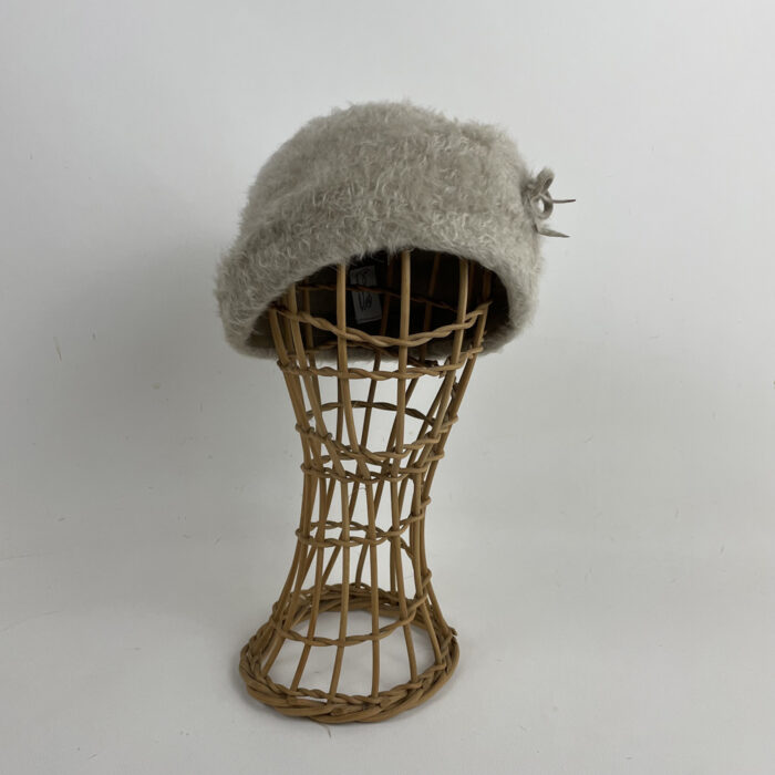 Bonnet en feutre flamand (lapin finition poils étirés) beige écru.