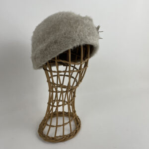 Bonnet en feutre flamand (lapin finition poils étirés) beige écru.