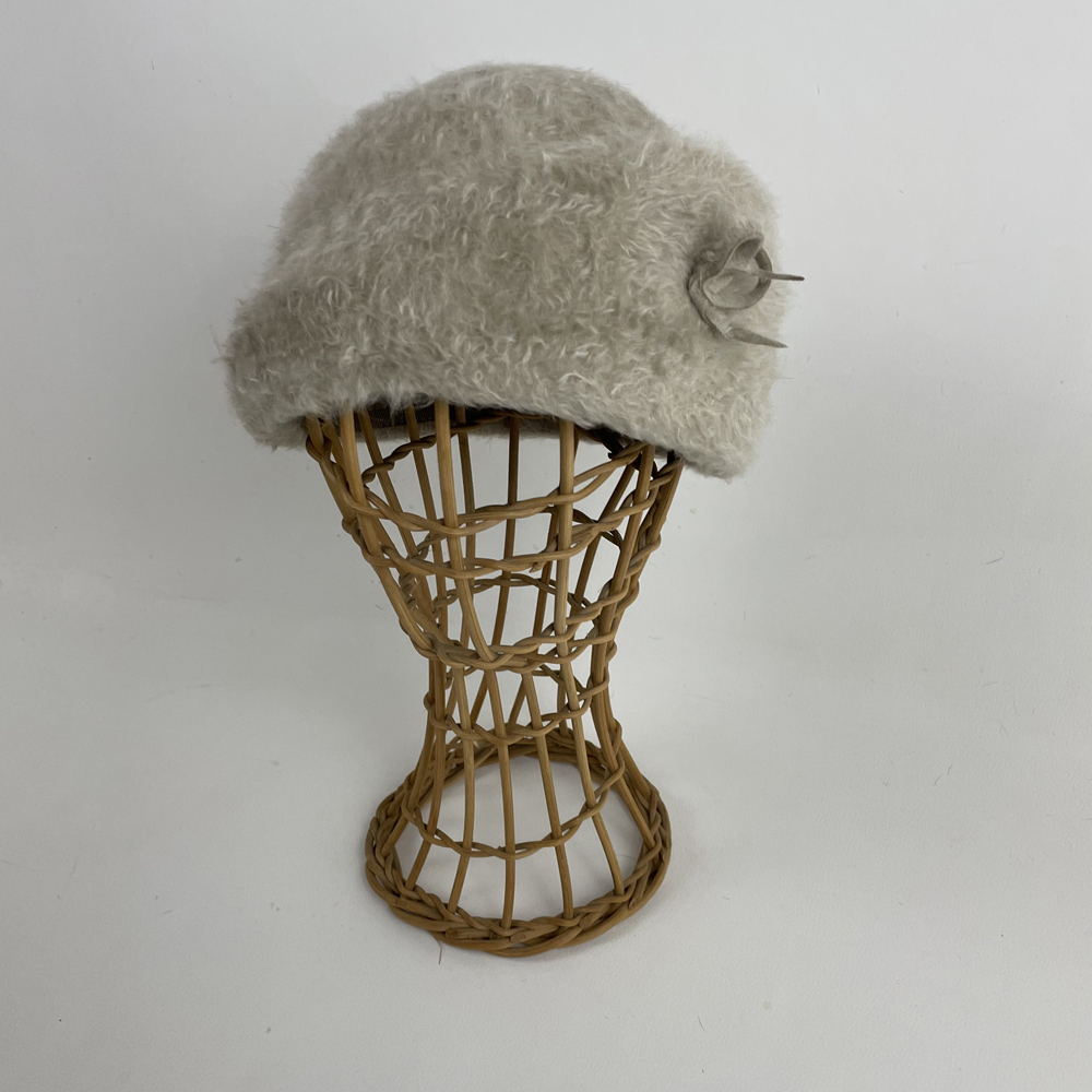 Bonnet en feutre flamand (lapin finition poils étirés) beige écru.