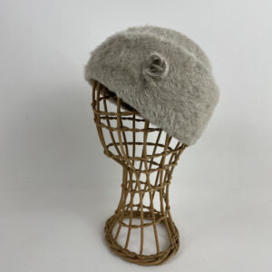 Bonnet en feutre flamand (lapin finition poils étirés) beige écru.