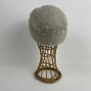 Bonnet en feutre flamand (lapin finition poils étirés) beige écru.