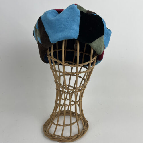 Toque en patchwork de velours doublée d'un jersey d'angora