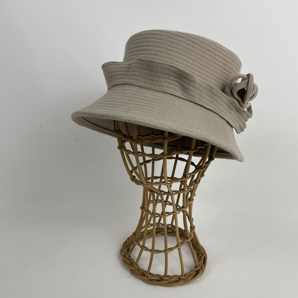 Cloche écrue en feutre zephir