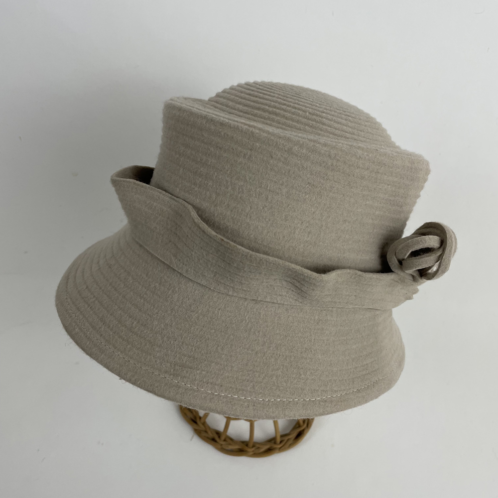 Cloche écrue en feutre zephir