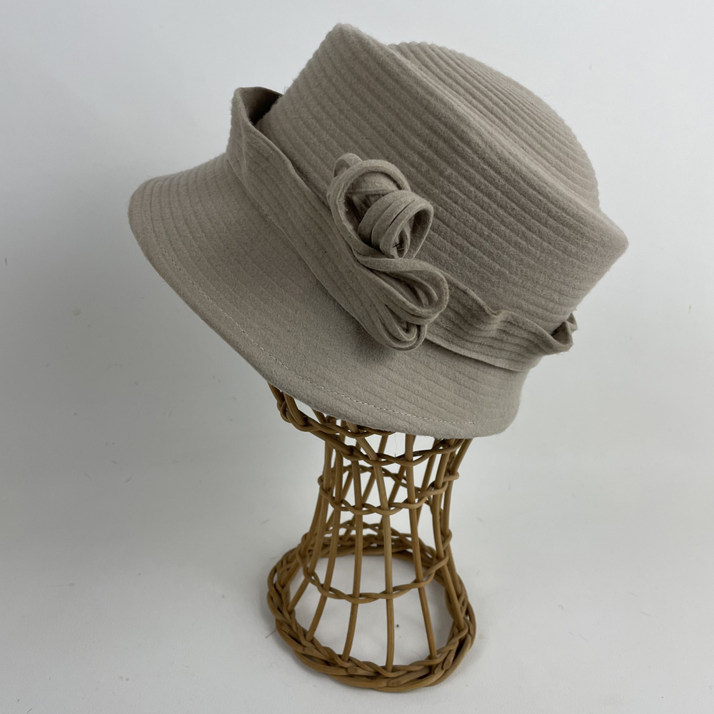 Cloche écrue en feutre zephir