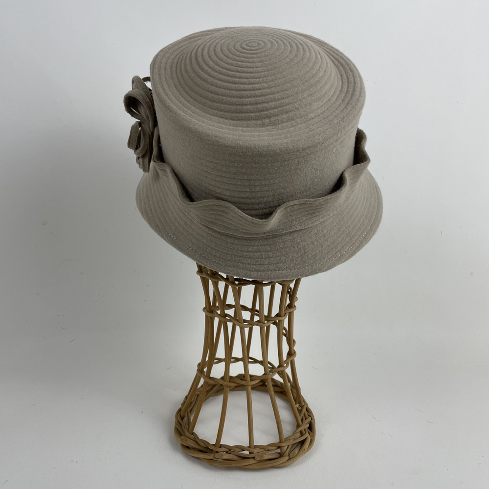 Cloche écrue en feutre zephir