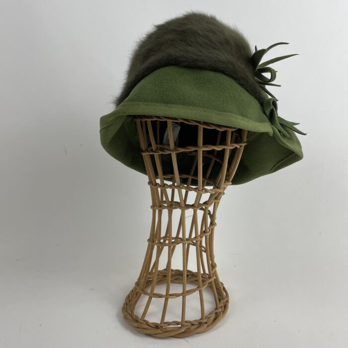 Chapeau vert en angora et feutre taupé