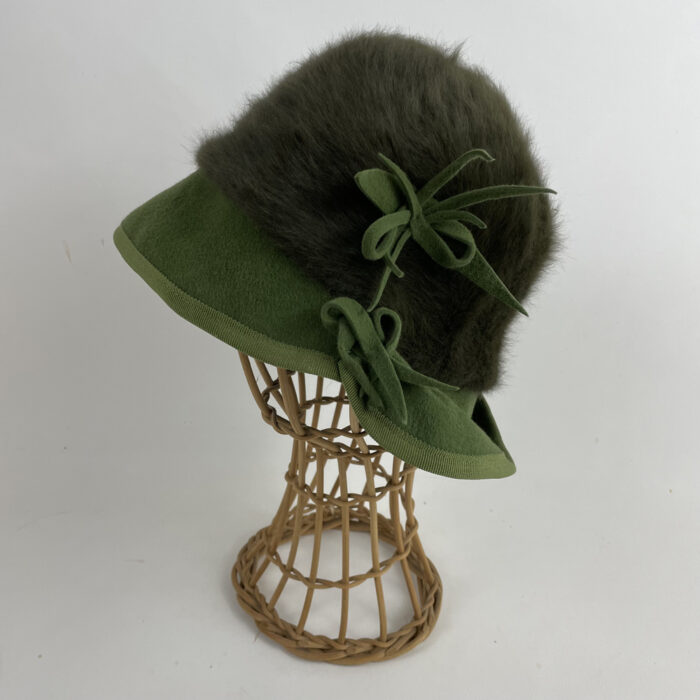 Chapeau vert en angora et feutre taupé