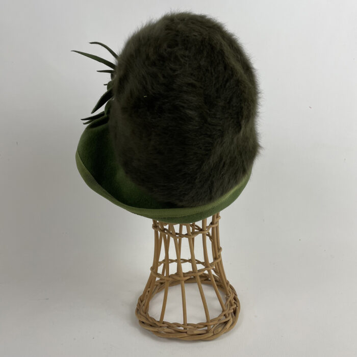 Chapeau vert en angora et feutre taupé