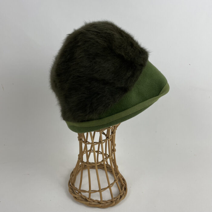 Chapeau vert en angora et feutre taupé
