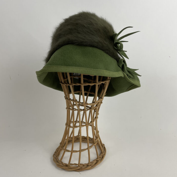 Chapeau vert en angora et feutre taupé
