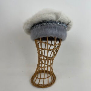 Béret en angora gris et blanc, garni d'un gallon de laine gris perlé et de pistils coordonnés