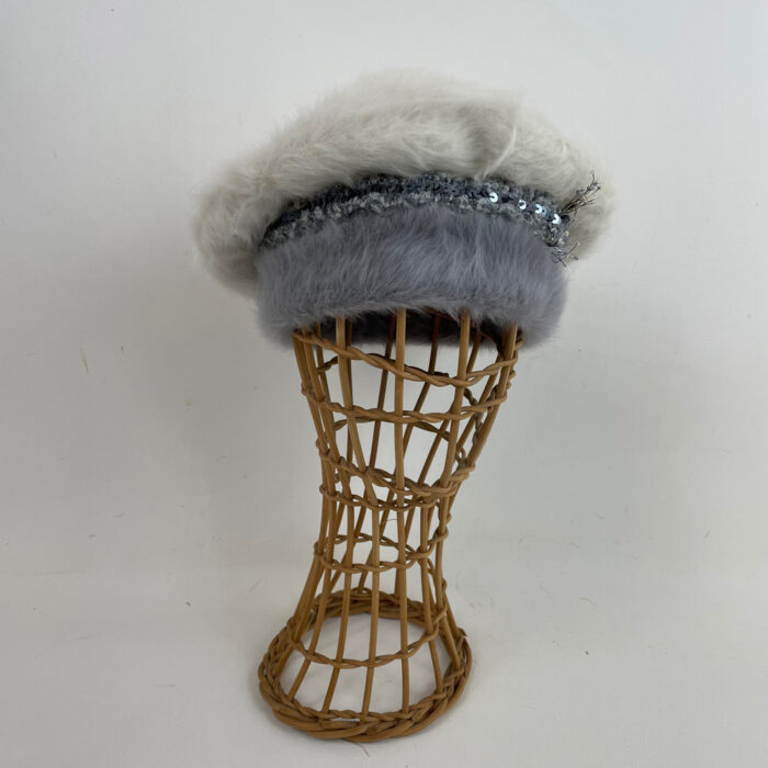 Béret en angora gris et blanc, garni d'un gallon de laine gris perlé et de pistils coordonnés