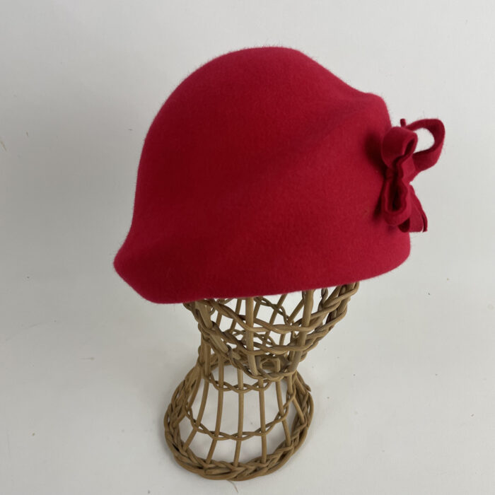 Bonnet en feutre de laine rouge