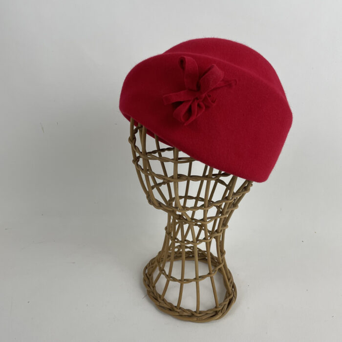Bonnet en feutre de laine rouge