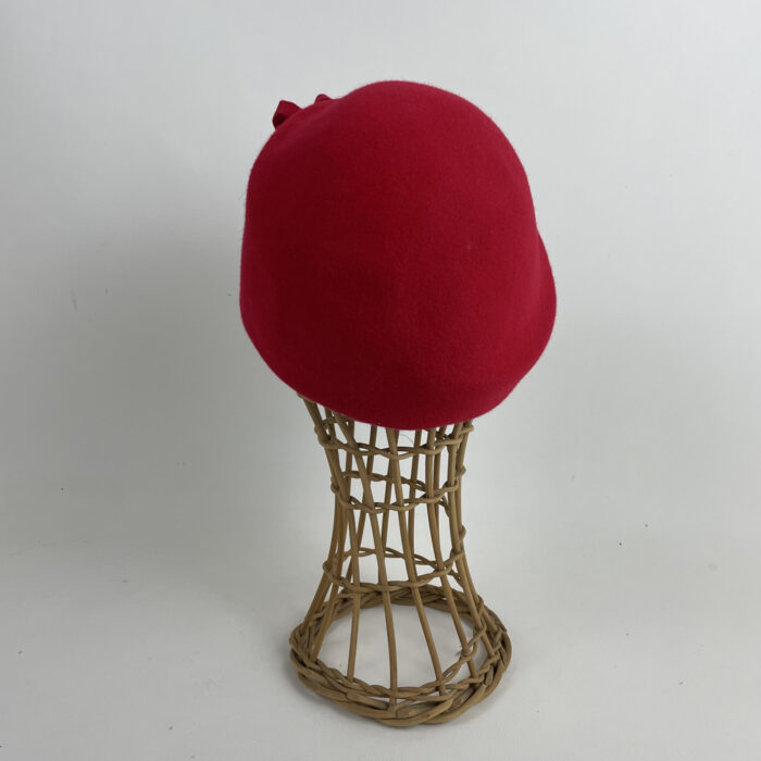 Bonnet en feutre de laine rouge