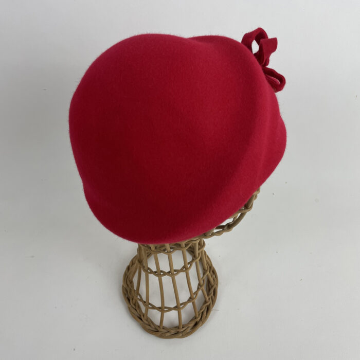 Bonnet en feutre de laine rouge