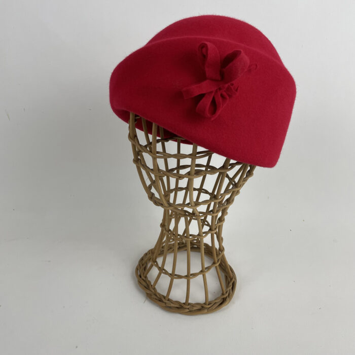 Bonnet en feutre de laine rouge