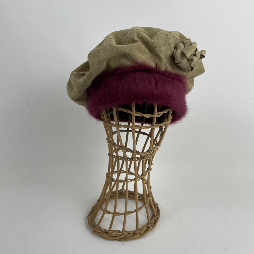 Béret en cuir beige et angora prune doublé de soie jaune