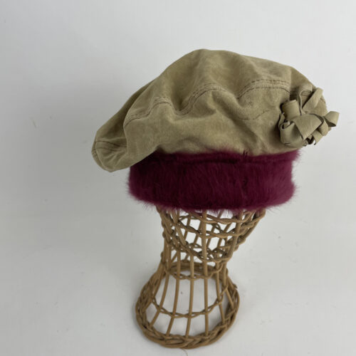 Béret en cuir beige et angora prune, doublé de soie jaune brodée