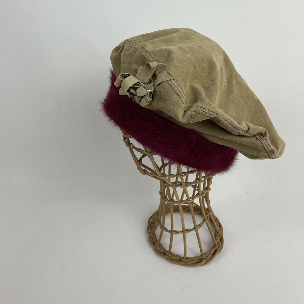Béret en cuir beige et angora prune, doublé de soie jaune brodée