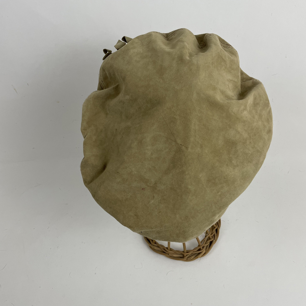 Béret en cuir beige et angora prune, doublé de soie jaune brodée