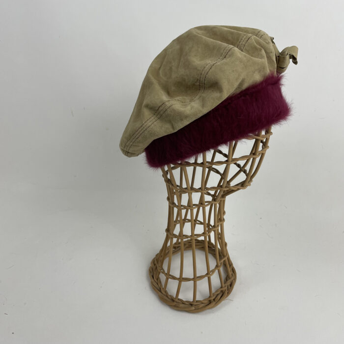 Béret en cuir beige et angora prune, doublé de soie jaune brodée