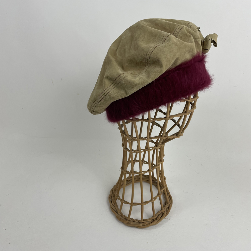 Béret en cuir beige et angora prune, doublé de soie jaune brodée