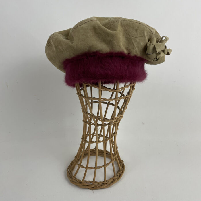 Béret en cuir beige et angora prune, doublé de soie jaune brodée