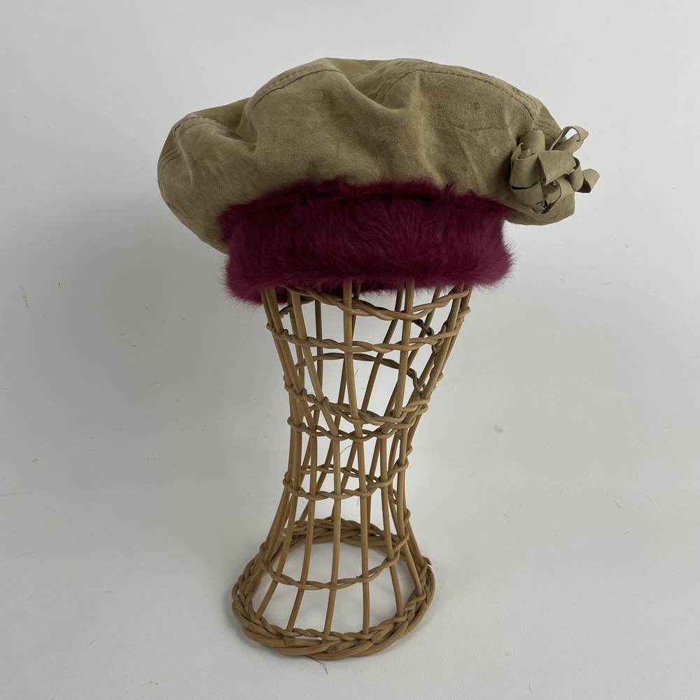 Béret en cuir beige et angora prune, doublé de soie jaune brodée