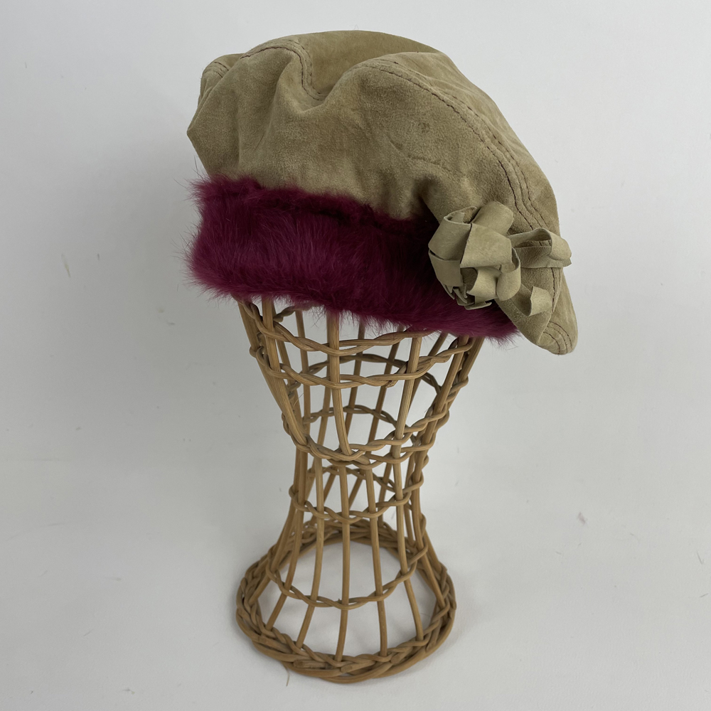 Béret en cuir beige et angora prune, doublé de soie jaune brodée