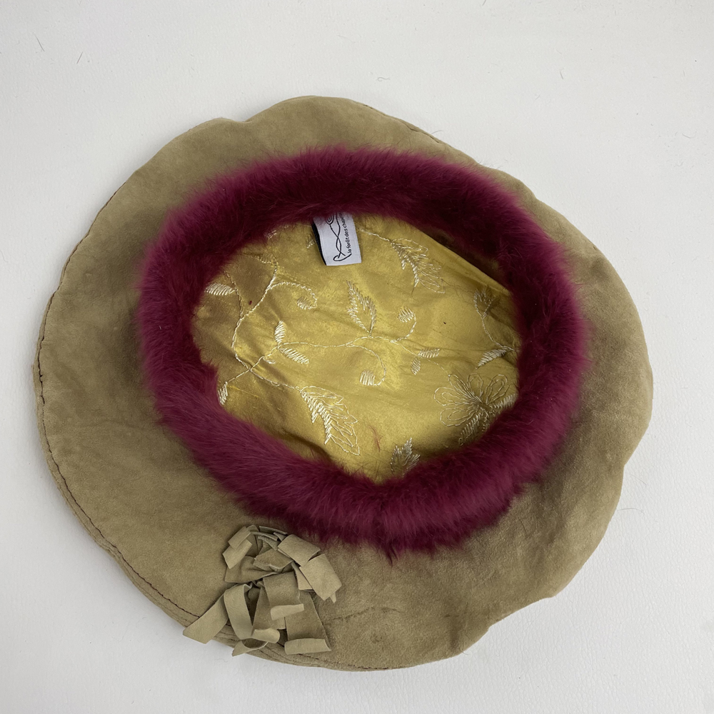 Béret en cuir beige et angora prune, doublé de soie jaune brodée