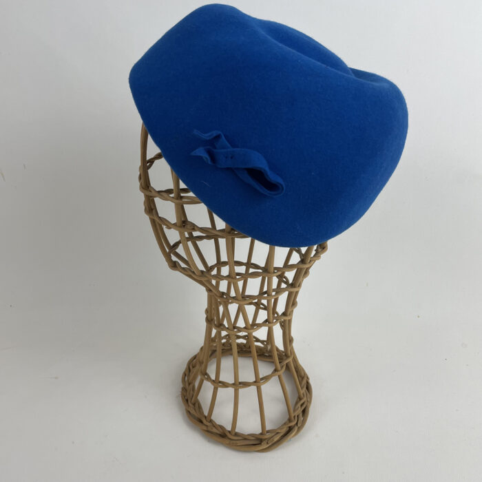 Bonnet en feutre de laine bleu roi