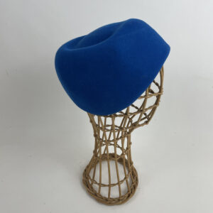 Bonnet en feutre de laine bleu roi