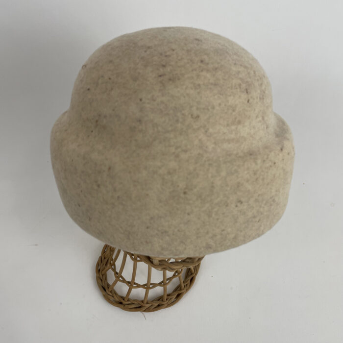 Bonnet de marin en feutre de laine ecru légérement moucheté