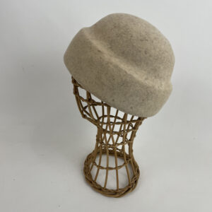 Bonnet de marin en feutre de laine ecru légérement moucheté