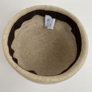 Bonnet de marin en feutre de laine ecru légérement moucheté